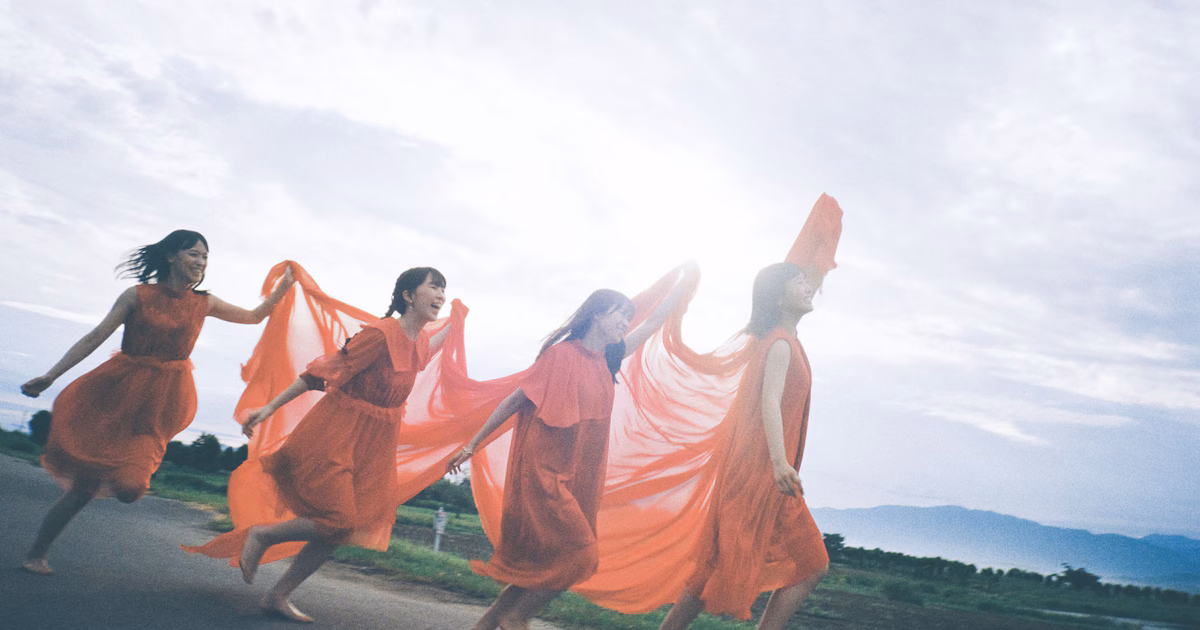 RYUTistのメンバー4人が水色と白の爽やかな衣装で寄り添い微笑む。彼女たちのディスコグラフィーと楽曲の魅力を伝える一枚。